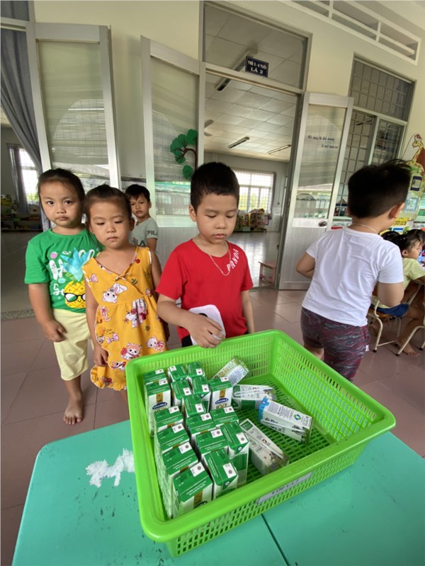 KHỐI LÁ TRONG GIỜ UỐNG SỮA HỌC ĐƯỜNG.jpg